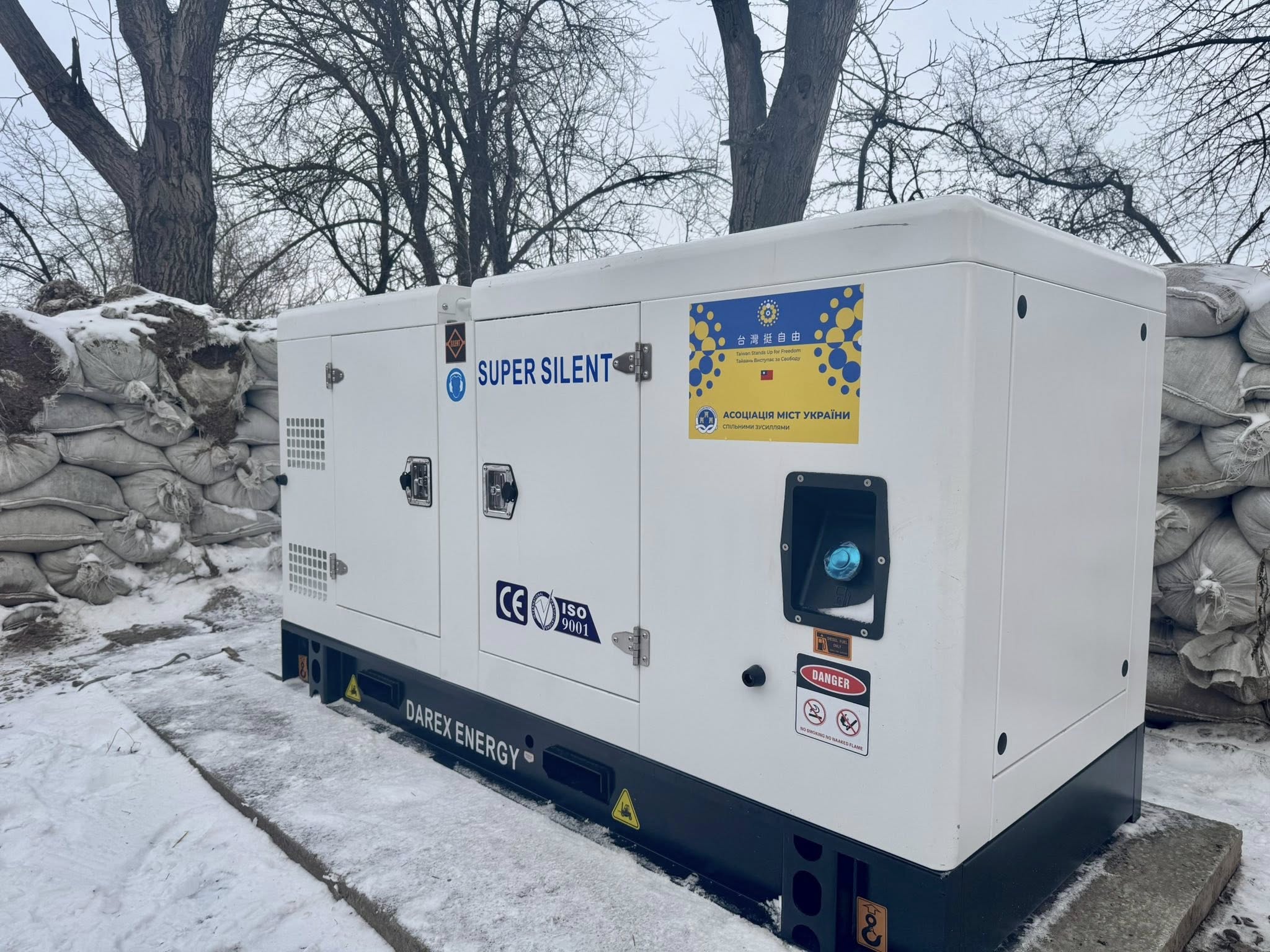 "Бурштинська громада отримує потужну підтримку: міжнародні партнери дарують дизельний генератор для забезпечення сталого енергопостачання".