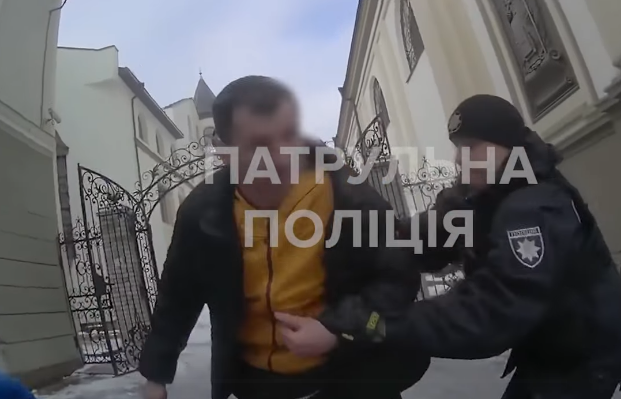 Драматичний інцидент на вулицях Франківська: чоловік зупинений патрулем, зібравшись завдати собі шкоди