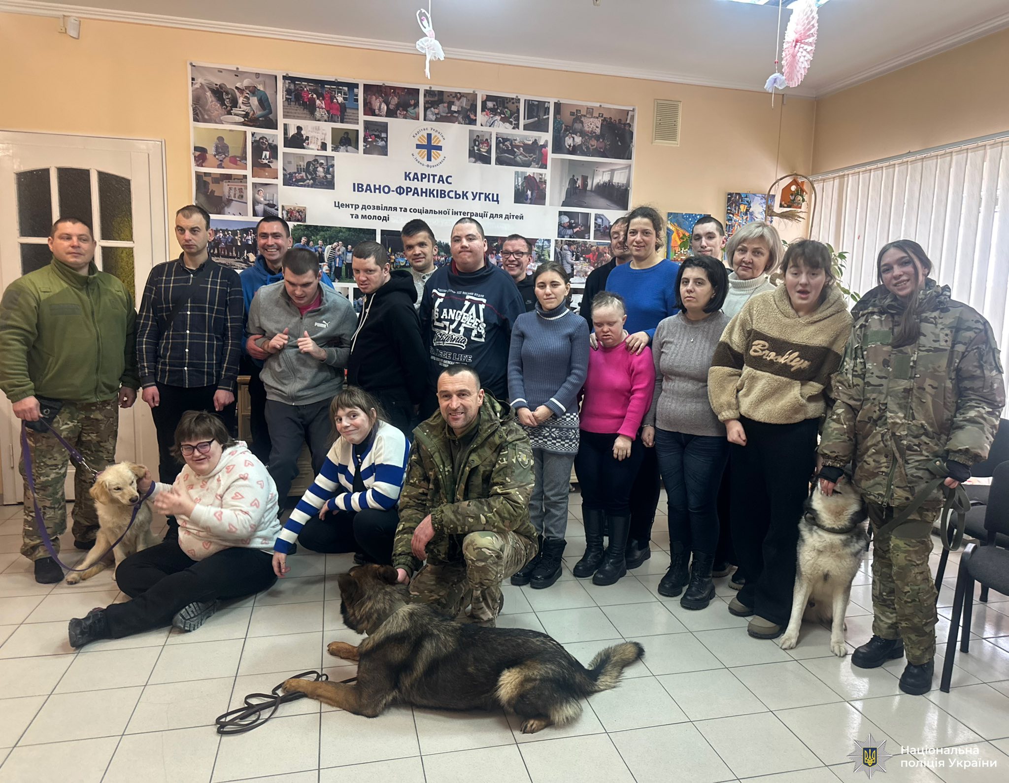 Карітас Франківщини зустрічає чотирилапих друзів: Кінологи провели каністерапію для підопічних (ФОТО)