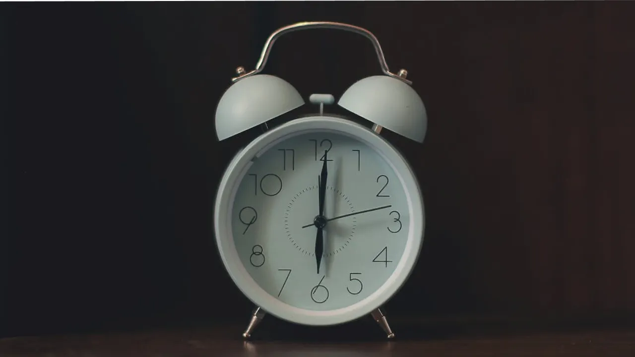 Літній час 2026: коли переводити годинники? Як не заплутатися в переході на сезонний час в Україні