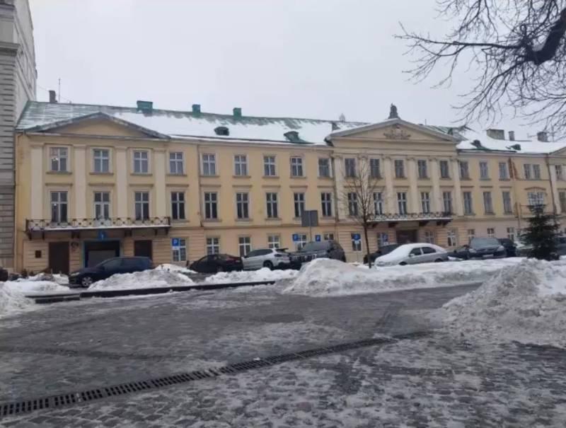 Львівська облрада під прицілом: незаконні зміни у вікнах викликали резонанс