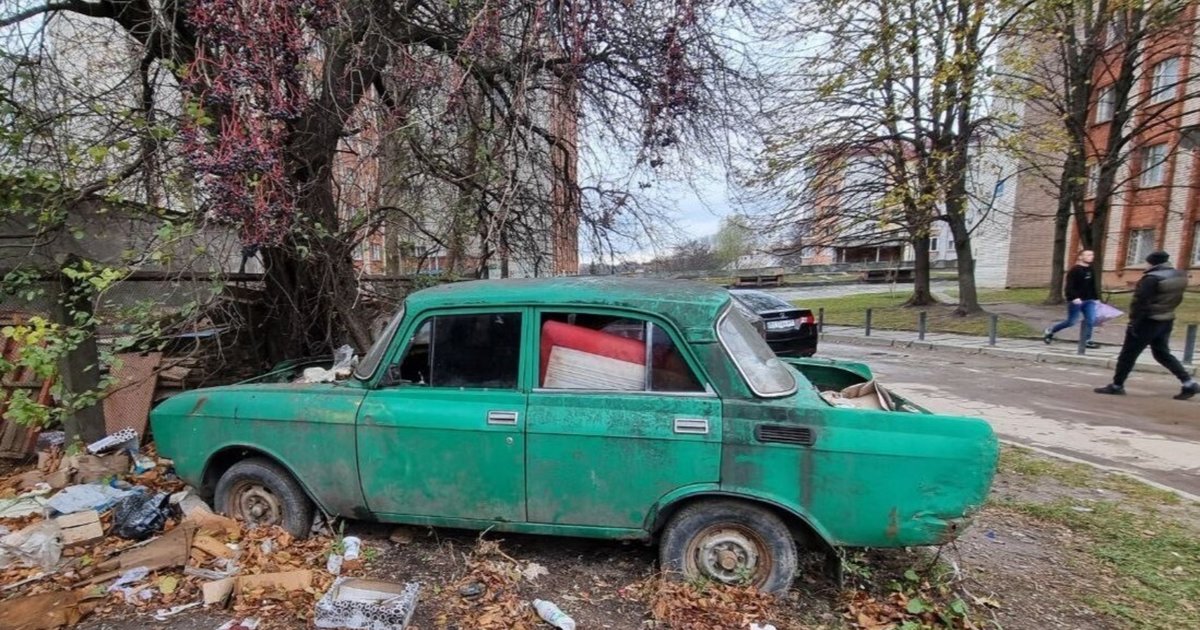 Львівські вулиці звільняються від покинутих автівок: ще 20 машин зникнуть із міських доріг