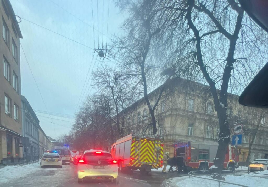 Полум'яне попередження: Вогненна тривога у центрі Львова призвела до перекриття вулиці (ВІДЕО)