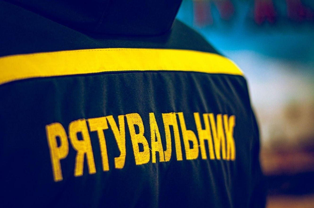 Стрийські вогнеборці вчасно приборкали полум'я, що загрожувало автомобілю