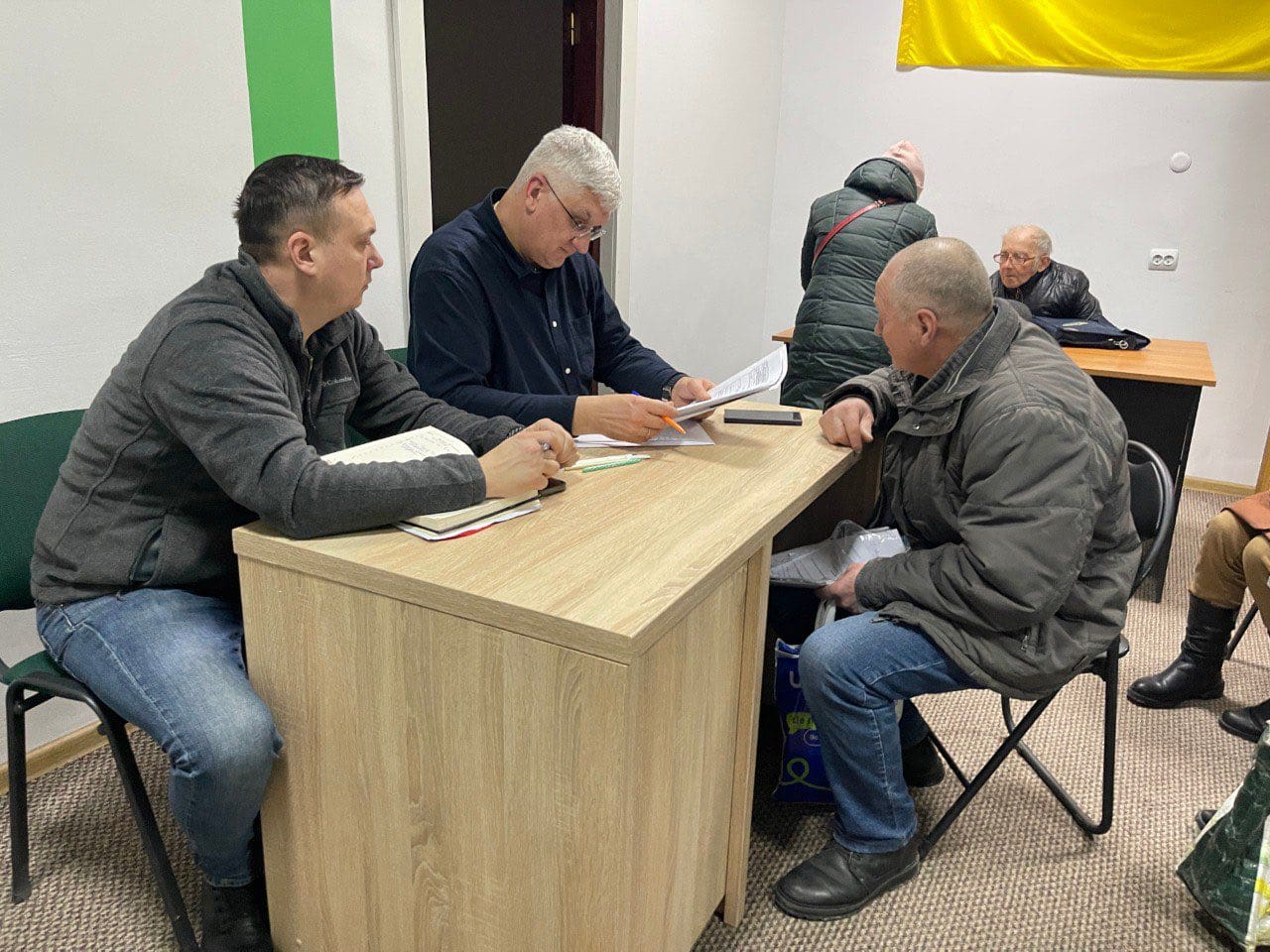 Тернопільські депутати Семерез і Милий зустрілися з виборцями: вирішували нагальні потреби громади