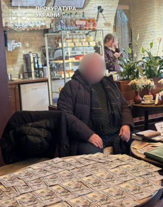 Викривання корупції: депутата Почаївської міської ради спіймали на хабарі у Києві (фото)