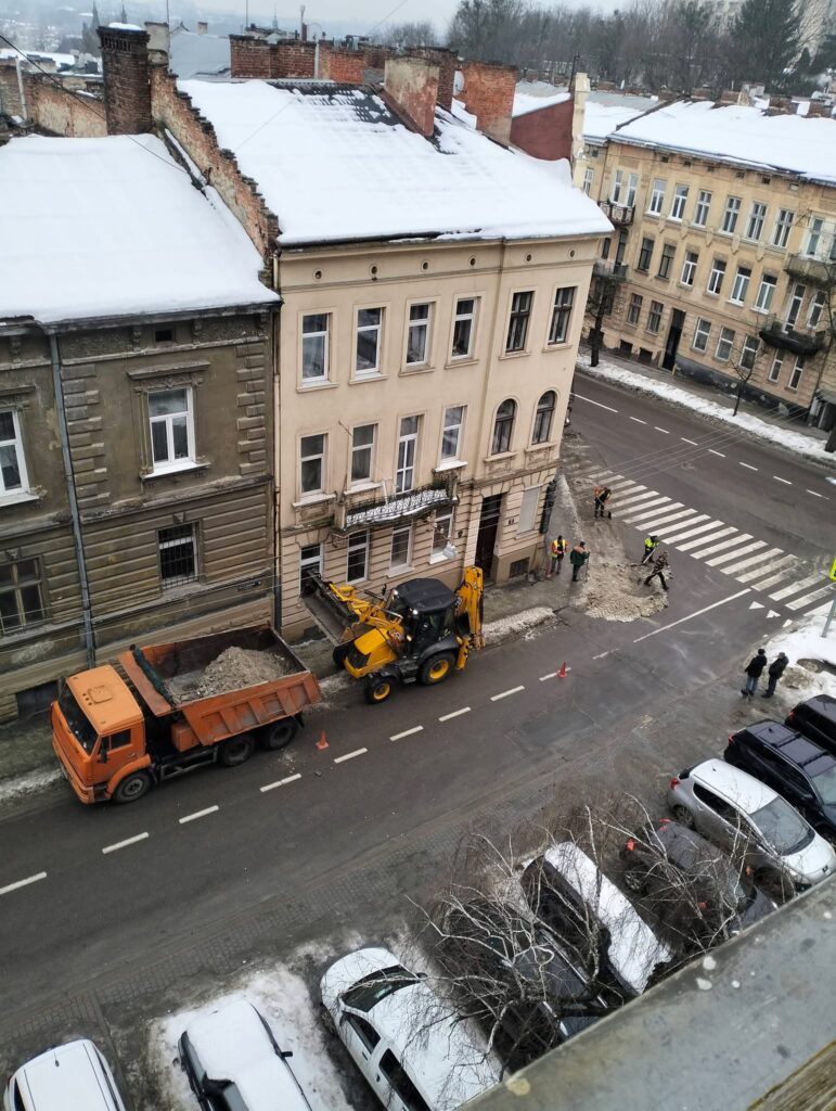 Зимовий Львів: Комунальники в дії - Прочищення снігових заметів у місті