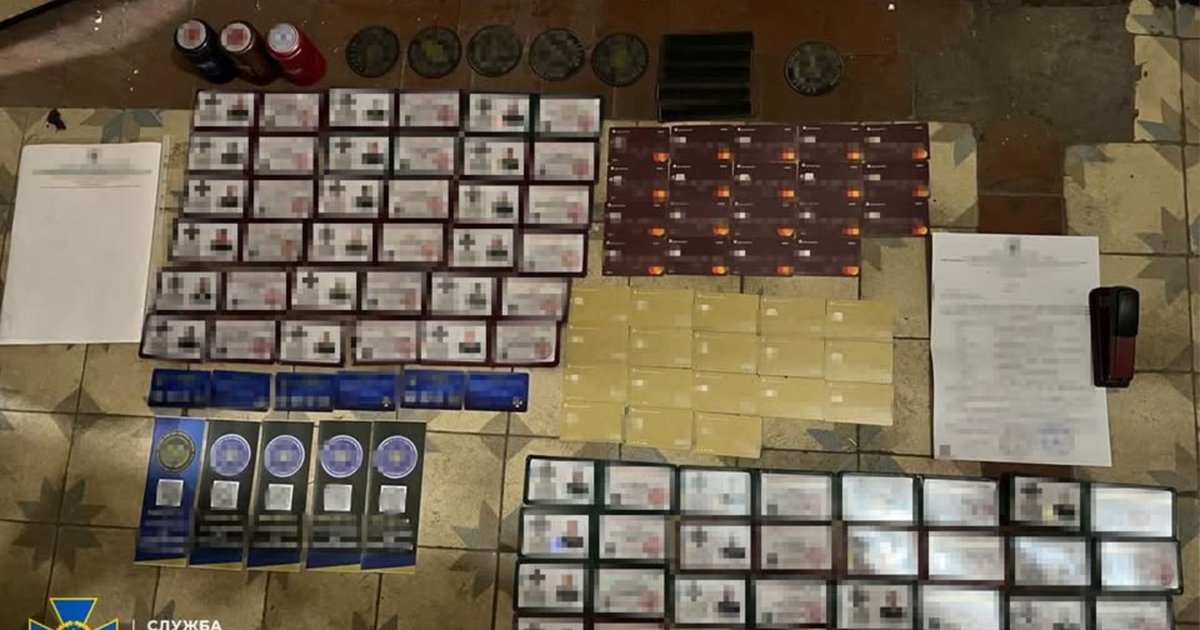 "Ексвійськовий у Києві встановив канал збуту підроблених посвідчень СБУ для чоловіків".