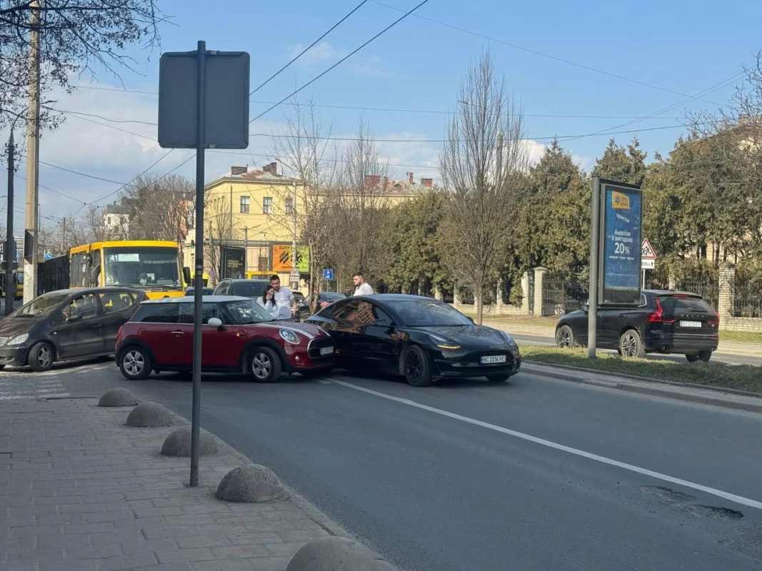 Львів у заторах: перекриття центральних вулиць спричиняє транспортний колапс