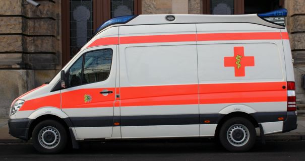 Прикарпаття в шоці: двоє військових постраждали під час нападу з ножем на ТЦК