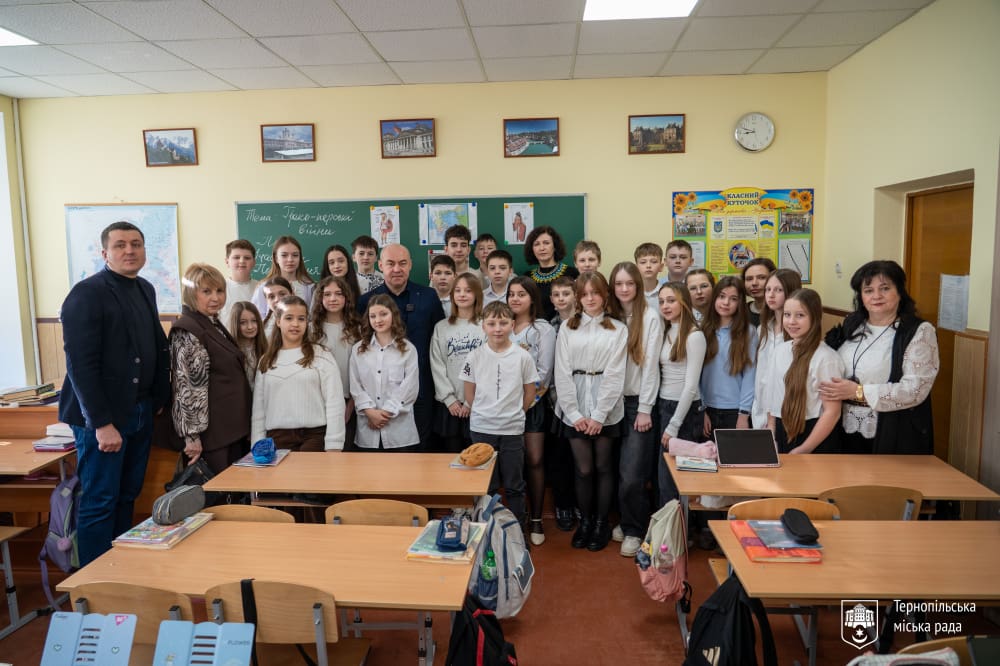 "Слава непокореним: Тернопіль вшановує героя Михайла Бачевича, вчителя та захисника України".