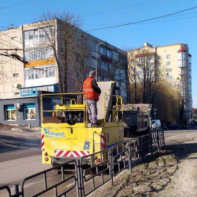 Тернопіль в дії: спецтехніка виходить на вулиці для весняного прибирання