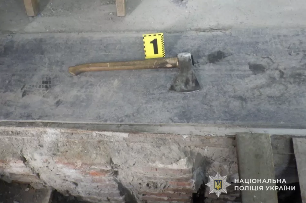 “Тернопільський ‘Сокироносець’: Чоловік погрожував ТЦ та перехожим зброєю в центрі міста”.
