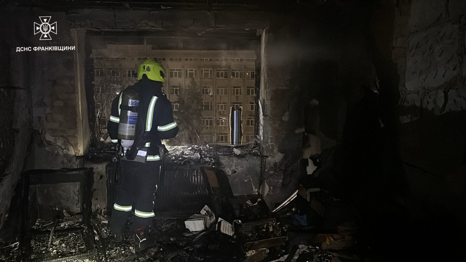 Фатальна пожежа в багатоквартирному будинку Франківська: 14 евакуйованих, включно з трьома дітьми