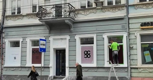 Тернопільський фасад під новим кольором: історична реконструкція чи скандальний перемалюнок?