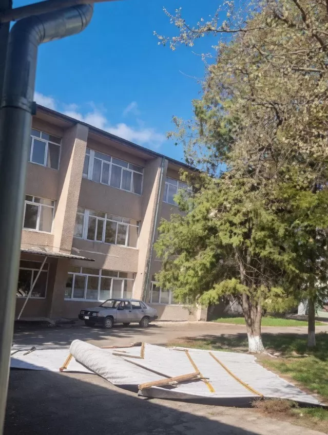 Ураган у Підволочиську: руйнівні пориви вітру пошкодили дах лікарні
