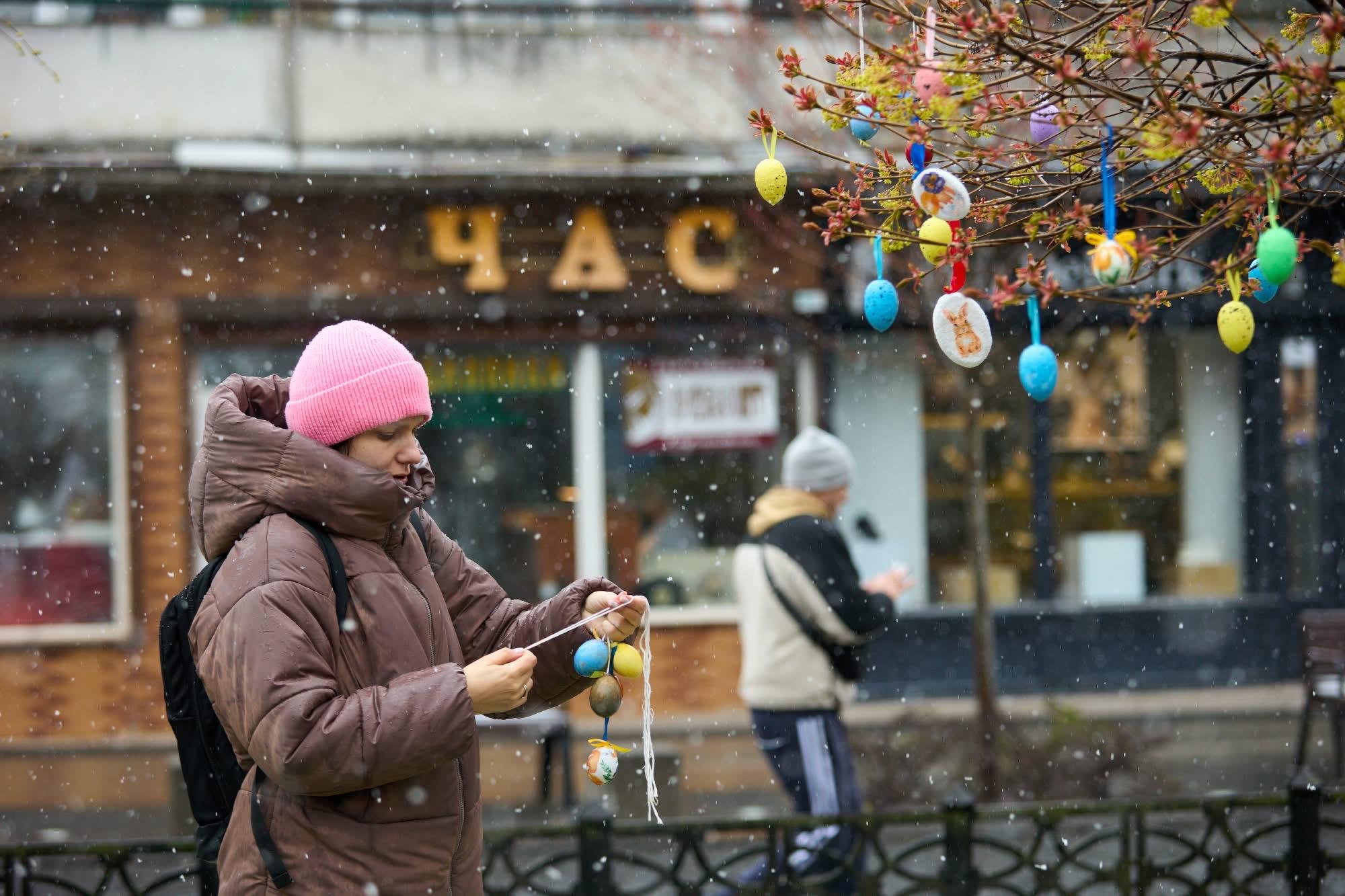 Великодні прикраси оживили центр Франківська: дерева в святковому вбранні (ФОТО)