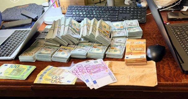 Елітні автівки та 22 млн грн: обшуки у високопосадовців Нацполіції викрили розкішний спосіб життя