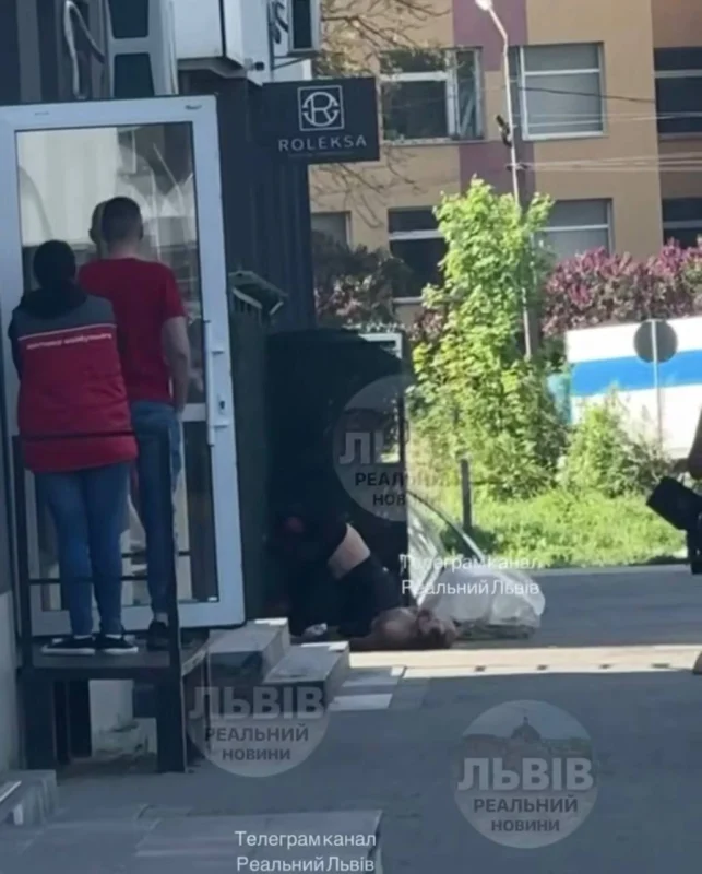 Гучний інцидент у Львові: оголений перехожий викликав фурор на вулиці (відеофакт)