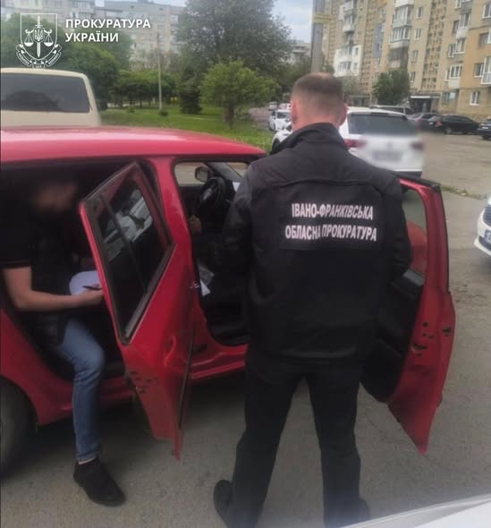 Корупційний скандал: державна виконавиця на Прикарпатті взяла хабар в 650 тисяч за незаконне списання аліментів