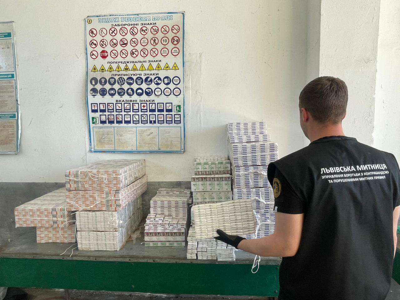 Митники перехопили масштабну контрабанду: 130 тисяч цигарок приховано у мікроавтобусі на польському кордоні