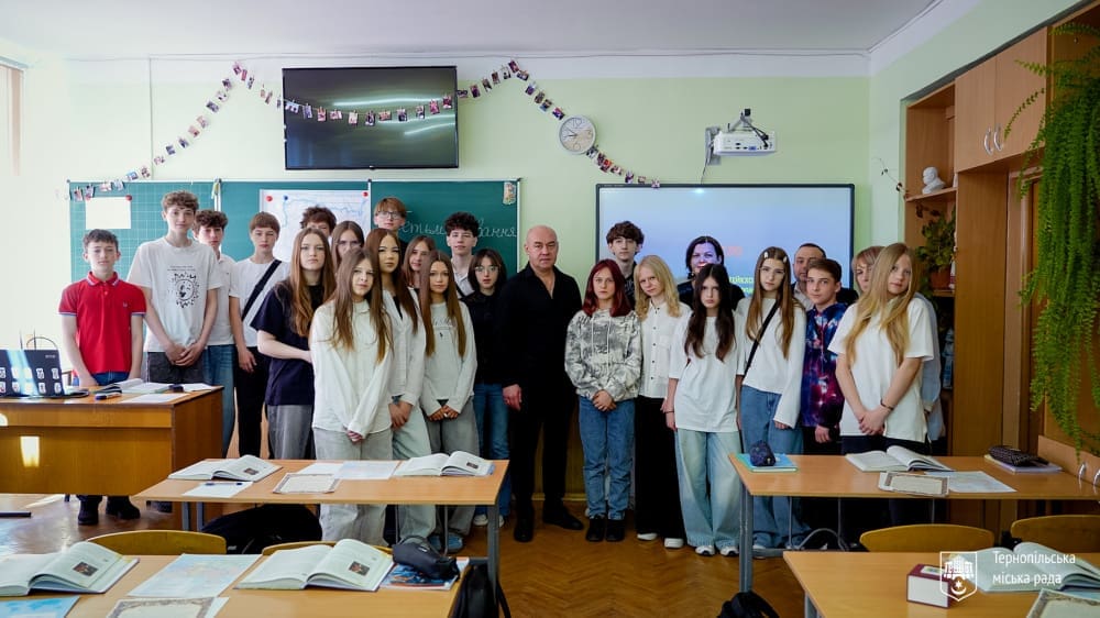 "Пам'ятний дар: Сергій Надал увічнює героїзм Миколи Орловського, вручаючи годинник його доньці Анні".