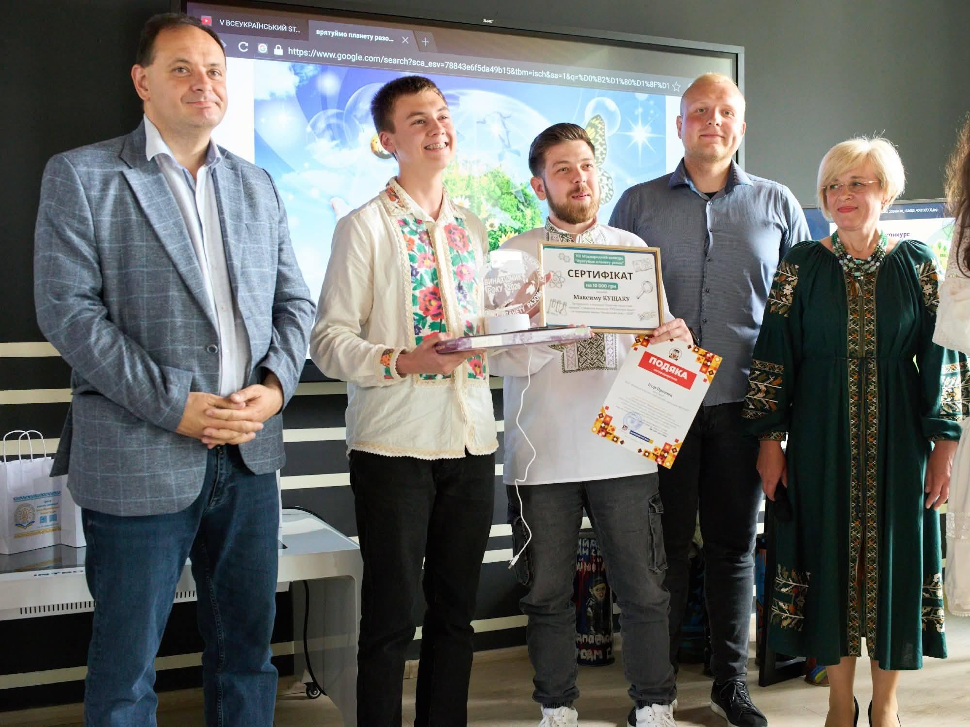 Підприємливий франківчанин розробив установку для переробки пластикових пляшок у корисні матеріали