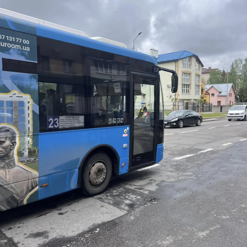 Суперечливий інцидент у Львові: водій маршрутки звинуватив вагітну пасажирку у п'янстві (фотоподії)