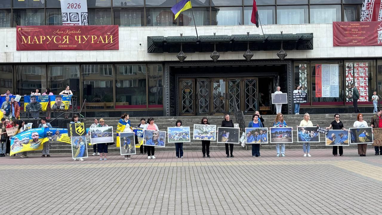 «Повернувся після втрати 80 кг»: у Франківську зустріли полонених бійців