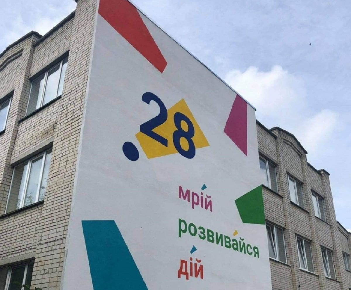Бунт за покликанням: клас тернополян йде за улюбленою вчителькою