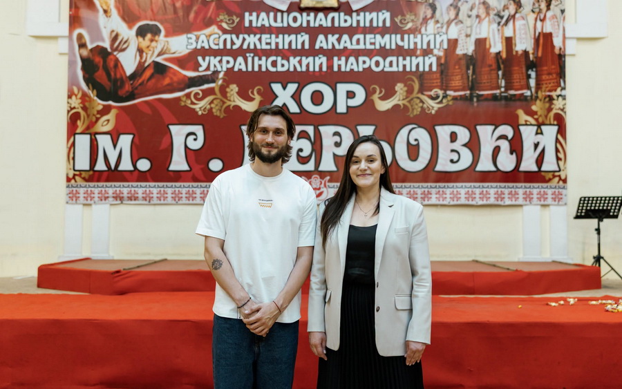 Екскерівник хору «Гомін» Вадим Яценко очолив Національний хор імені Верьовки, відомий своїм неперевершеним виконанням української народної музики.