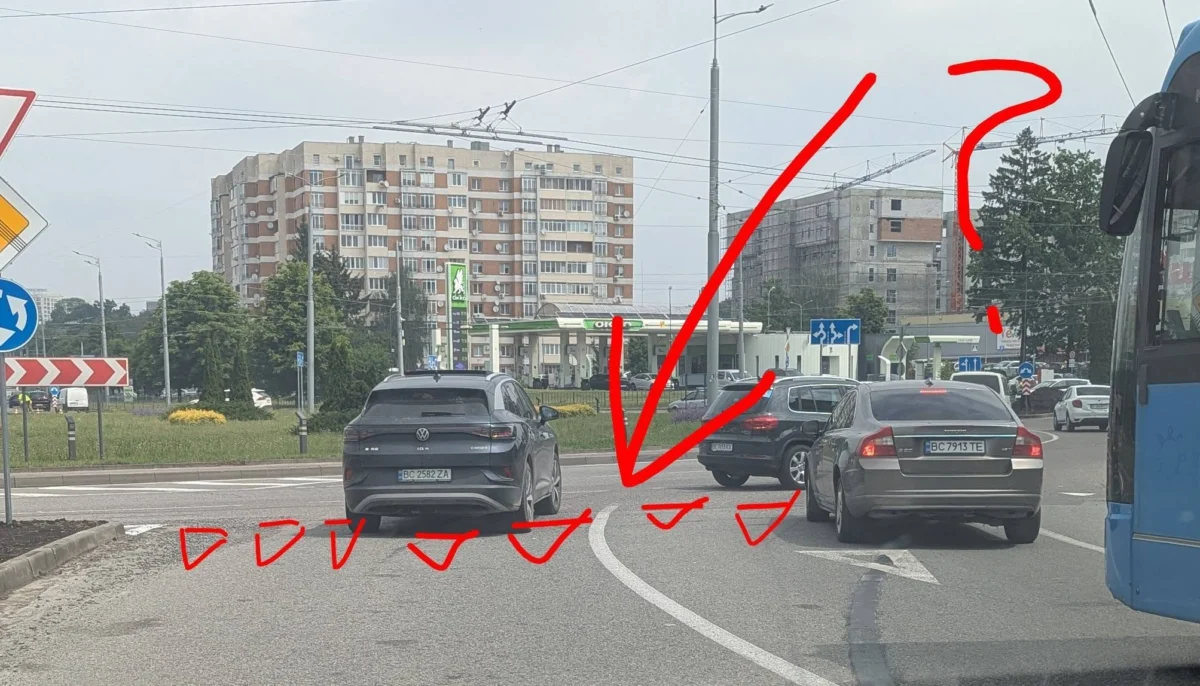 Львів'яни здивовані: на кільці – розмітка лише в окремих місцях (фоторепортаж)