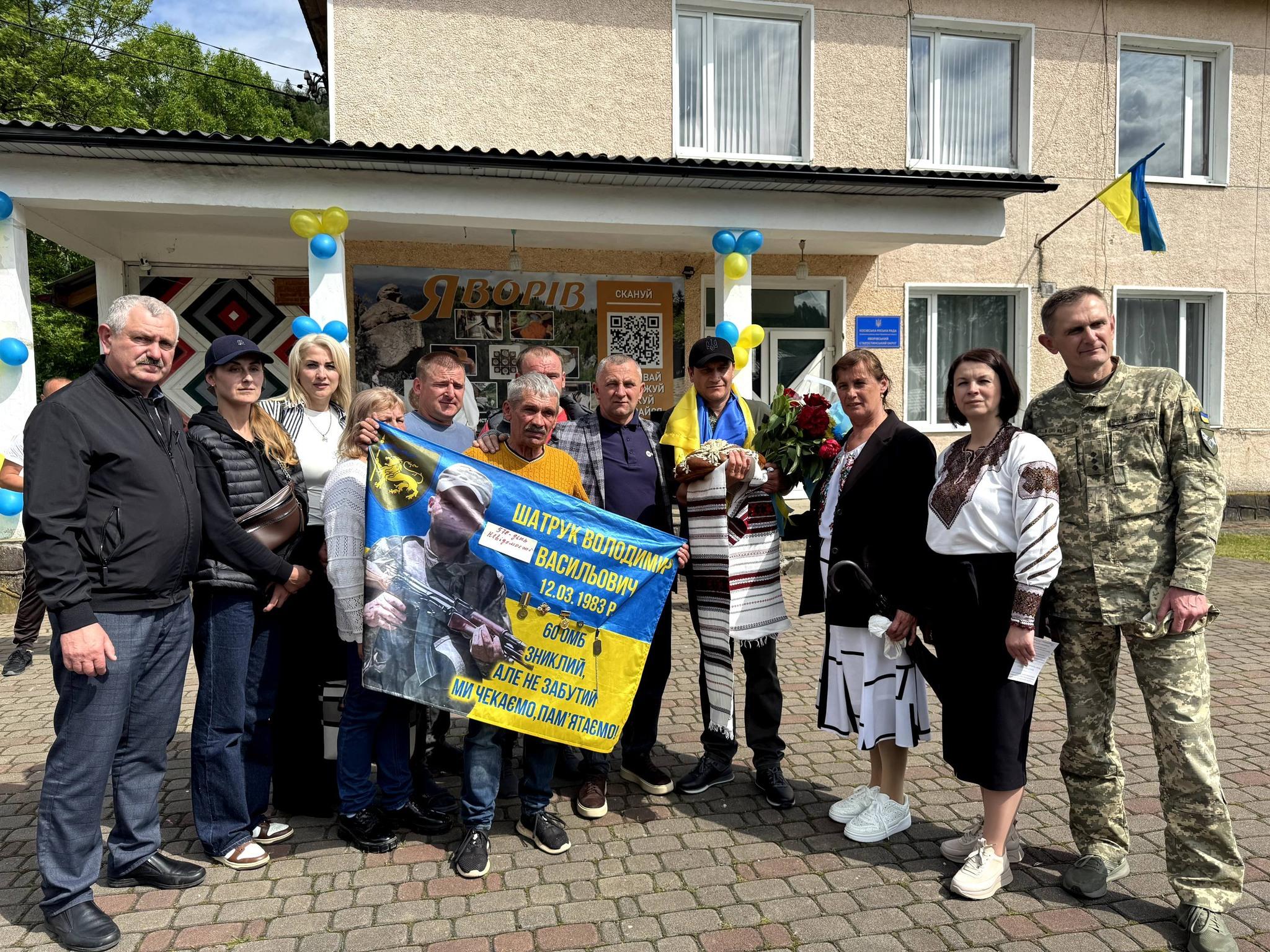 Повернення героя: Іван Мицканюк, звільнений з полону, вітається з громадою Косова