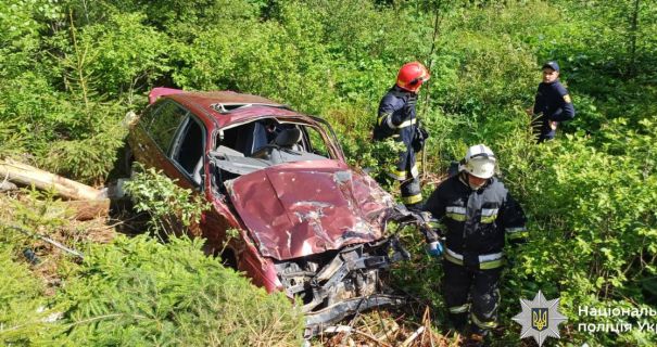 "Трагедія в Карпатах: автомобіль з'їхав у прірву, забираючи життя пасажирів".
