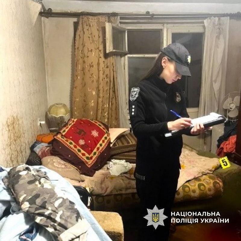 Жінка на Прикарпатті підозрюється в убивстві знайомого вазою