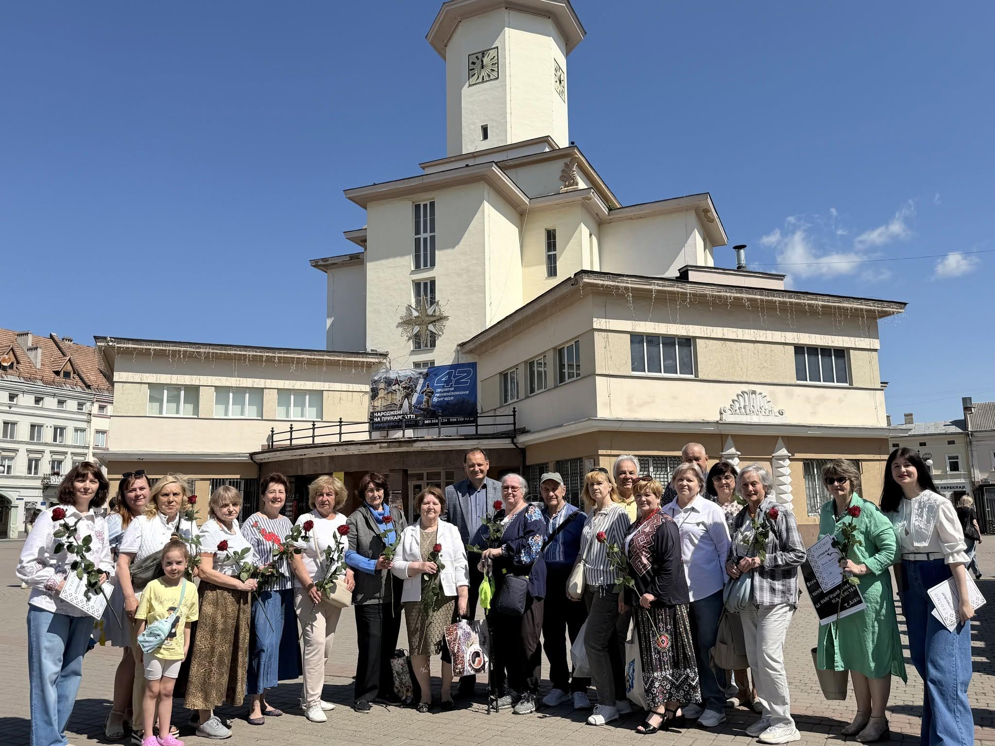 “Знання рідної мови – ключ до успіху: випускники безкоштовних курсів української в Івано-Франківську отримали довгоочікувані сертифікати”.