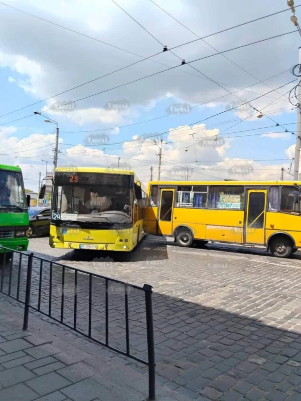 Зіткнення у Львові: автобус і маршрутка не встигли розминутись (ФОТО)