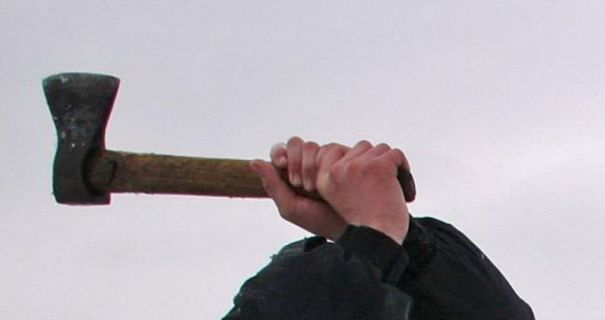 Кривавий вечір у Заліщиках: чоловік з сокирою атакував поліцію, залишивши постраждалих патрульних