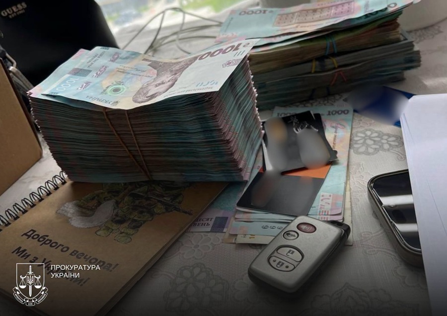 Львівські правоохоронці перекрили наркотрафік: конфіскували 4 кг психотропів, елітні авто та 1,5 млн грн