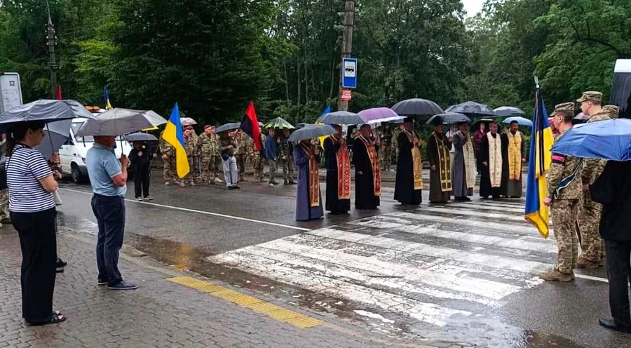 “Останній шлях героя: у Самборі вшанували пам’ять захисника України, якого понад рік вважали зниклим безвісти”.
