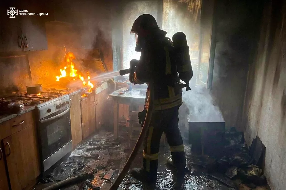 Полум’яний порятунок: рятувальники евакуювали жінку з палаючої квартири у Збаражі