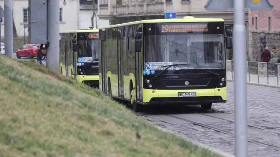 Пригоди маленьких пасажирів: Діти у Львові розважаються на маршрутці (ВІДЕО)