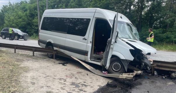 Прикарпатська трагедія: автобус зіткнувся з легковиками, 18 постраждалих