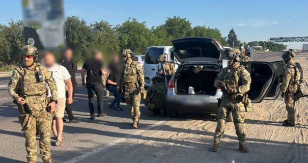 Шокуюче насилля на Прикарпатті: Жінка постраждала від рук силовиків у балаклавах