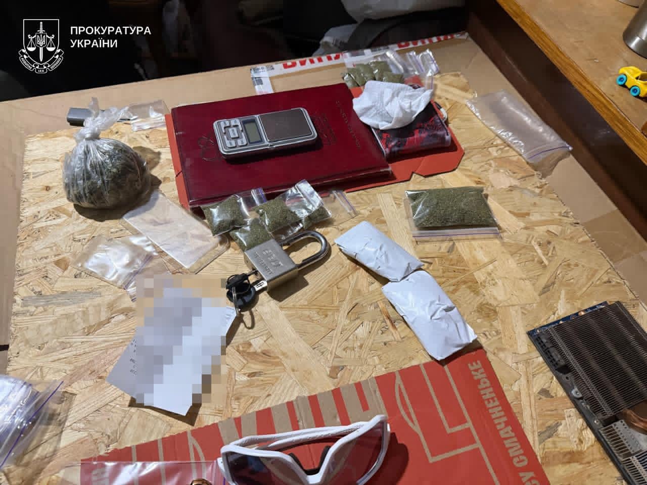 "Шокуючі знахідки в Бережанах: Чоловіка затримали за підозрою в обігу наркотиків" (157 символів)