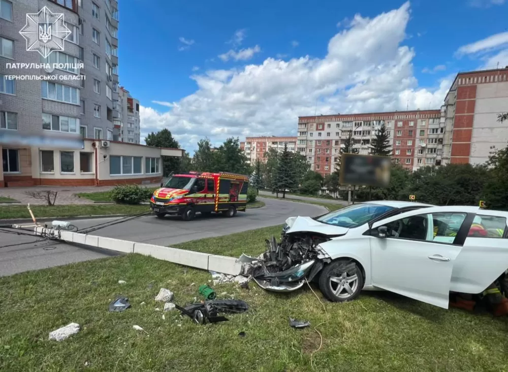 Тернопільська негода: водій збив електроопору, постраждалий на дорозі