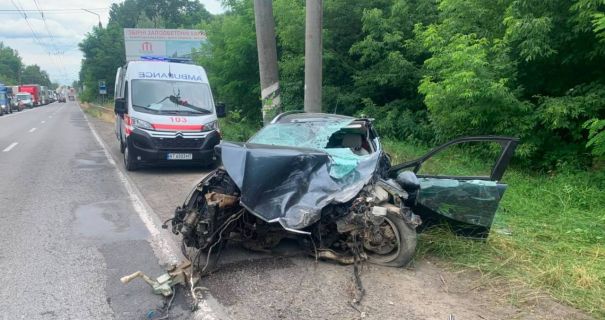 "Трагедія на Прикарпатті: пасажирський мікроавтобус зіткнувся з іномаркою, серед постраждалих - діти".