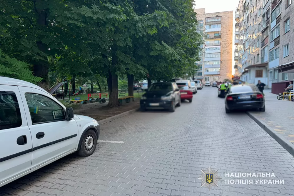 Трагедія на тротуарі: 6-річна дитина потрапила під колеса автомобіля в Тернополі