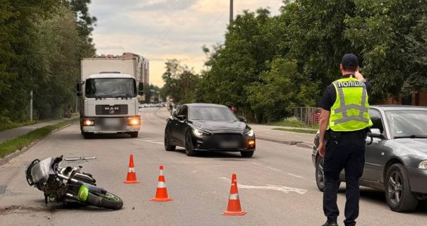 Трагічне ДТП в Івано-Франківську: мотоцикліст, врізавшись у легковик, збив жінку з малолітньою дитиною на пішохідному переході