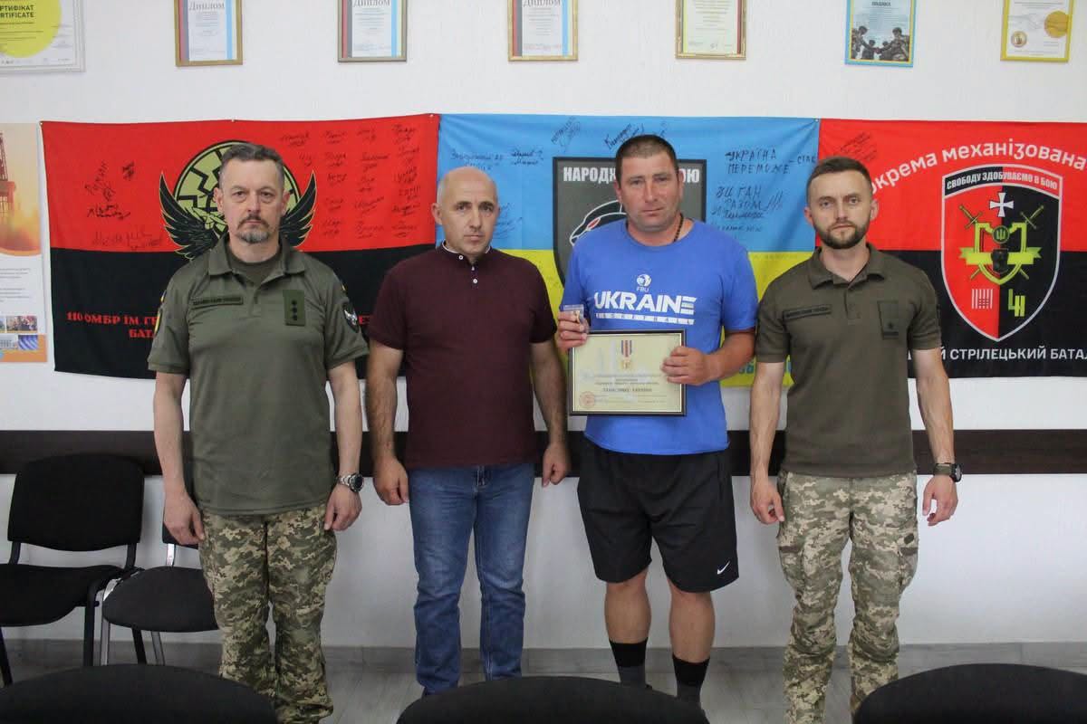 “Визнання гідного: четверо військових Делятина відзначені нагородами Президента та Міноборони за відвагу й самовідданість (фото)”.